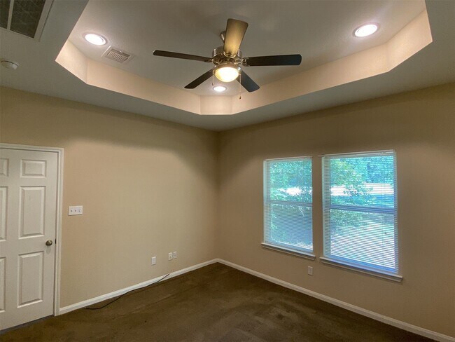 Building Photo - 618 Shady Lake Dr
