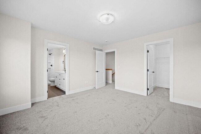 Building Photo - 4 Bedroom Townhome Available February 1st!