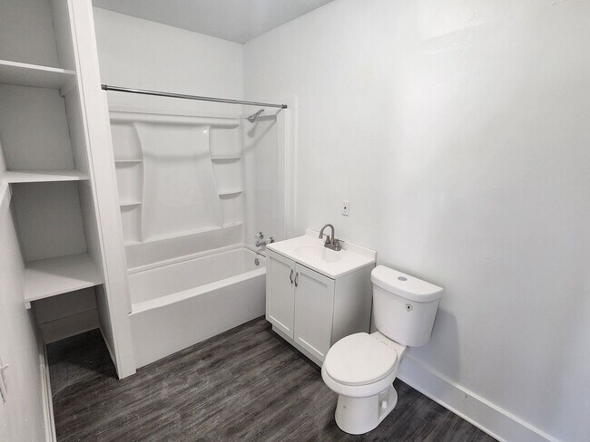 Building Photo - large 2 bedroom upper near Racine Zoo