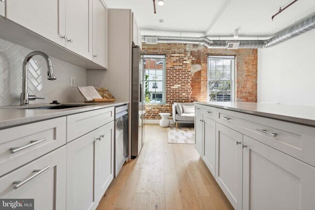 Building Photo - 901 King St