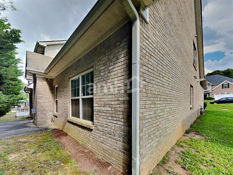 Building Photo - 907 Yancey Ct