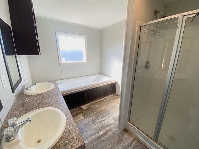 Building Photo - Spacious 3 Bedroom Mobile Home for Rent in...
