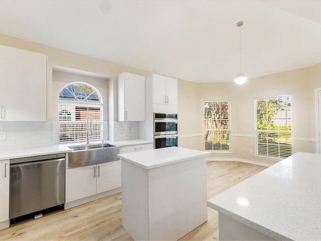 Building Photo - 1622 Stratford Dr