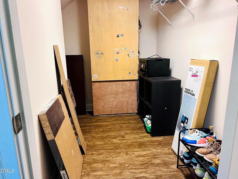 Building Photo - Room in House on Gold Rock Ln