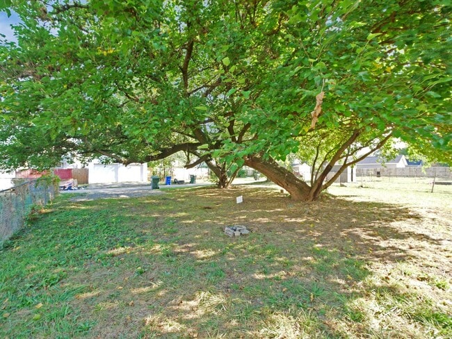 Building Photo - Newly Updated 2 Bedroom Home – Bright, Mod...