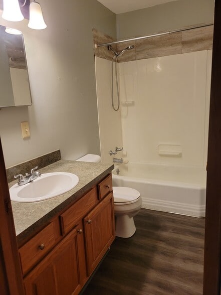 main bathroom - 5050 Dudley St