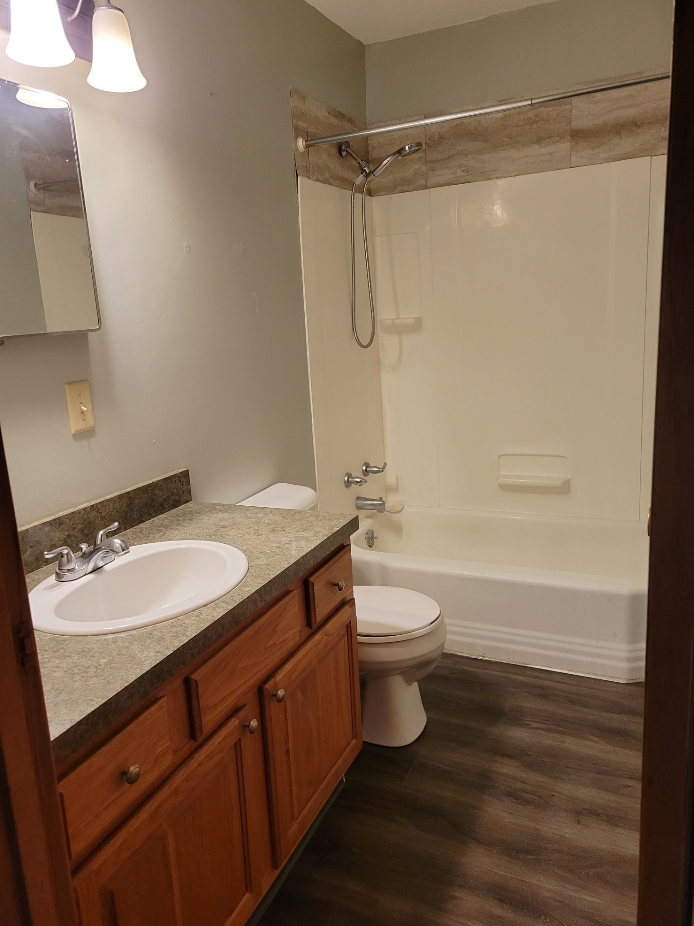 main bathroom - 5050 Dudley St