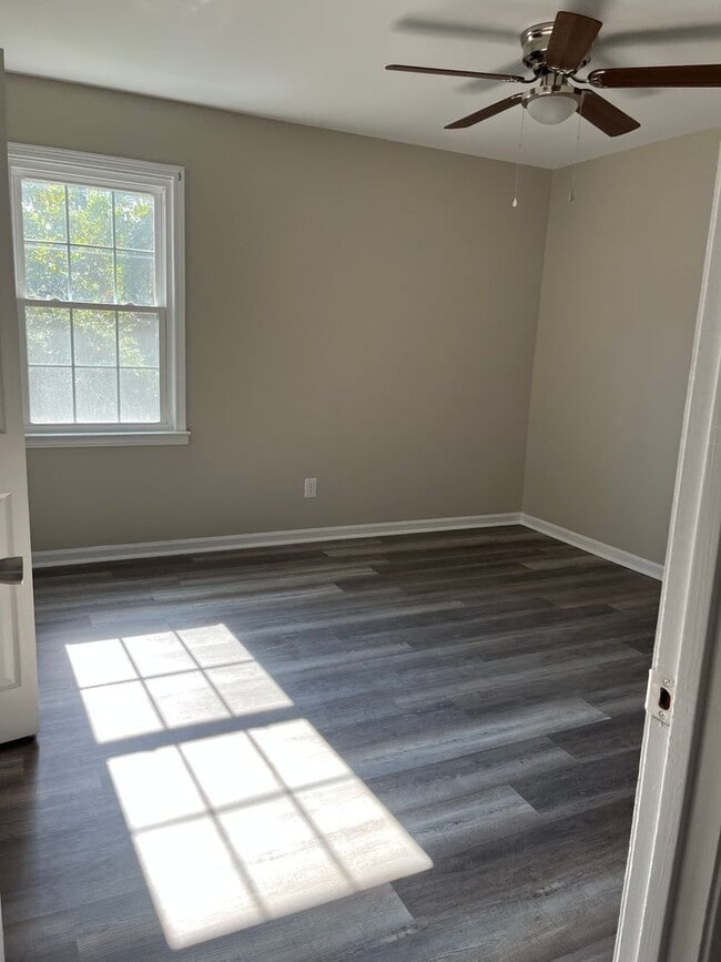 Building Photo - 2BR/1.5BA Townhome Style
