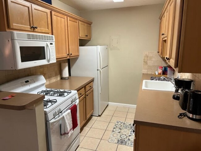 Building Photo - 1700 SW 16th Ct