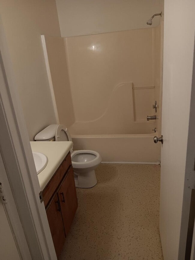 Building Photo - 606 Trakas Ave