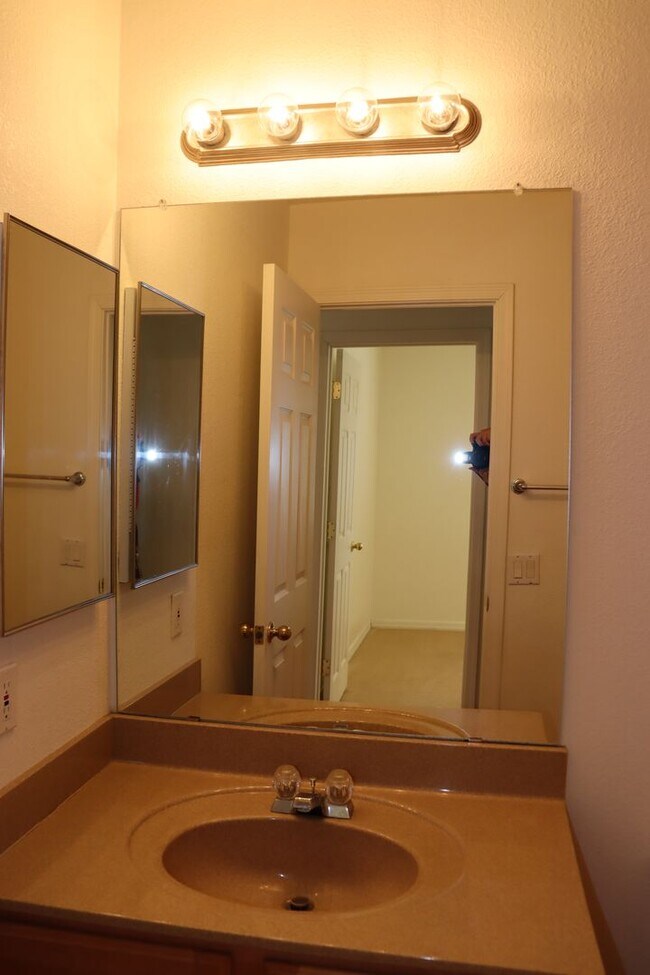 Building Photo - East Side 3 Bed 2 Bath Energy Efficient Pulte Home