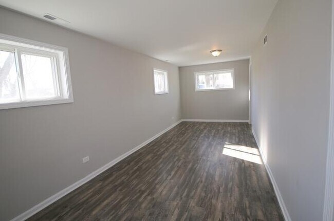 Building Photo - 460 E Thacker St