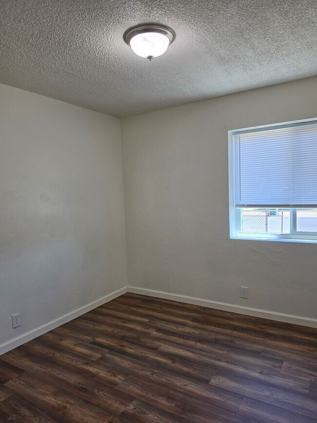 Building Photo - 3 Bedroom 2 Bath