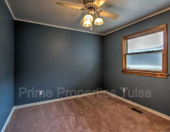 Building Photo - 156 E 57th Pl