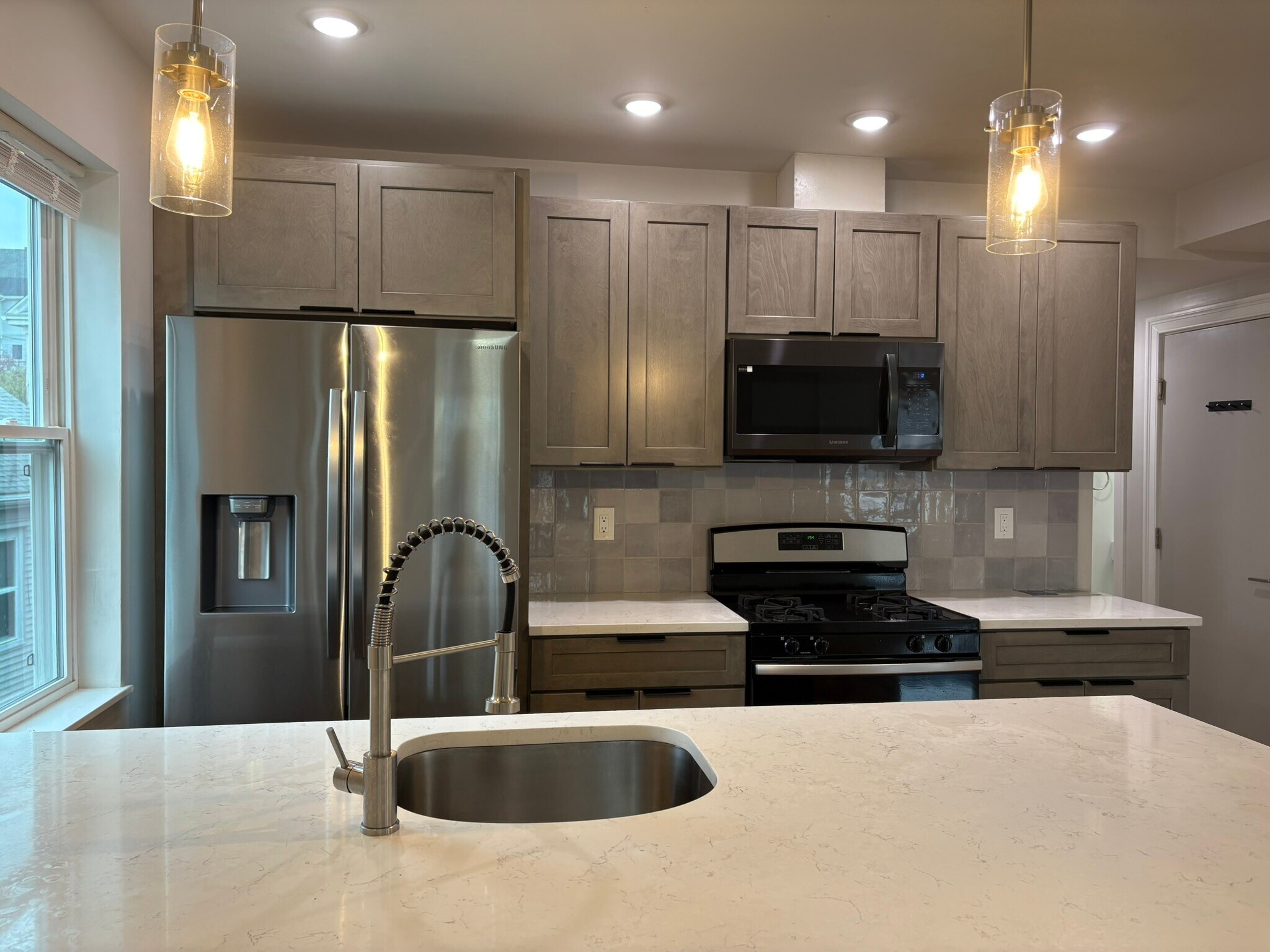 Building Photo - 595 Main St