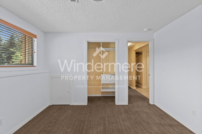 Building Photo - *** HALF OFF FIRST FULL MONTH'S RENT*** 4 ...