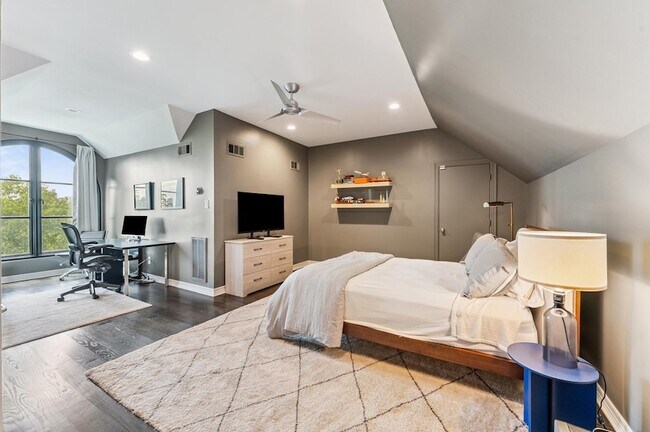 Building Photo - 7 Marilane St