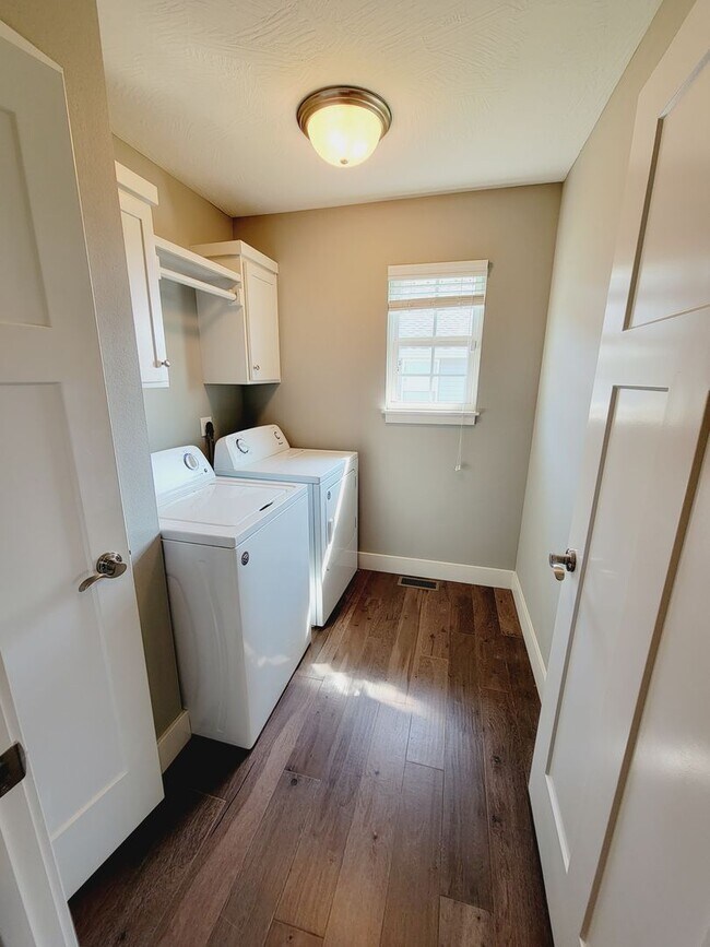 Building Photo - Luxuary in River Pointe Subdivision - Ozark!