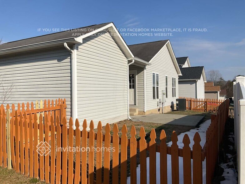 Building Photo - 1807 Chantilly Ln