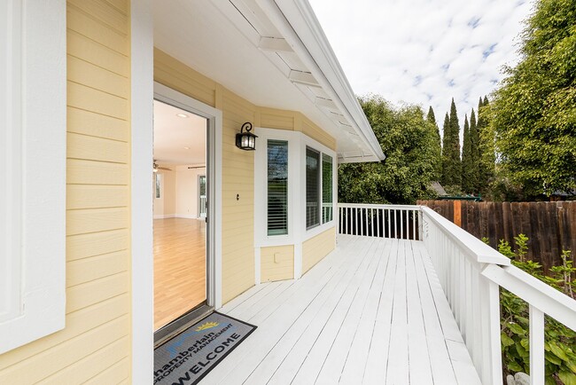 Building Photo - 3bd/2ba Single Story Vista Home With A/C