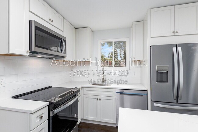 Building Photo - 8613 Kenilworth Dr