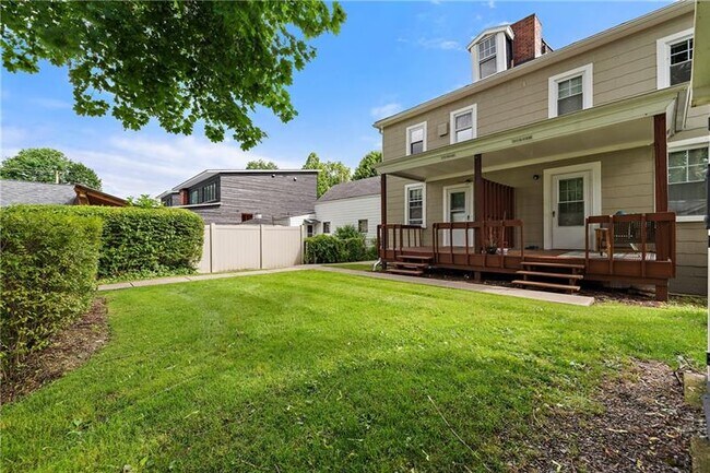 Building Photo - 318 Sprott Way
