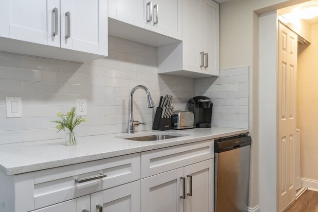 Building Photo - BEAUTIFUL UNIT JUST 5 MINUTE WALK TO DOWNTOWN