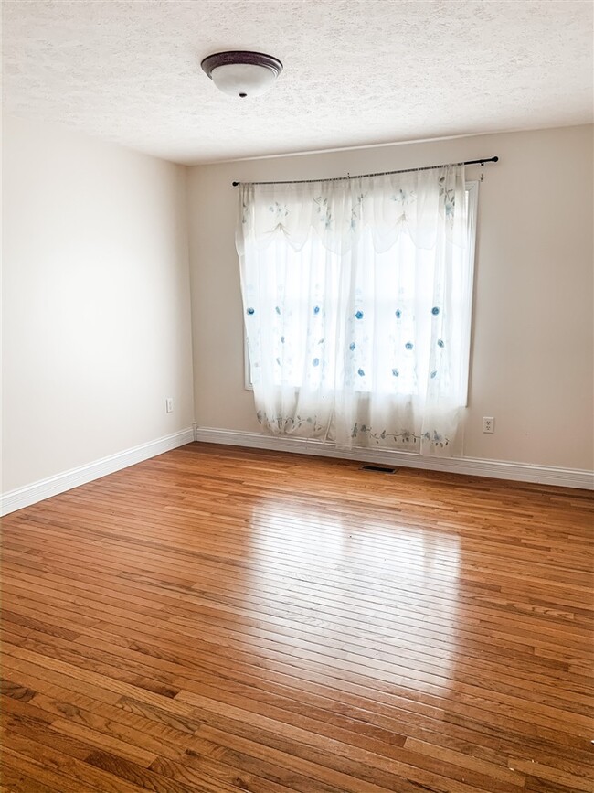 Building Photo - 545 Genrose Dr