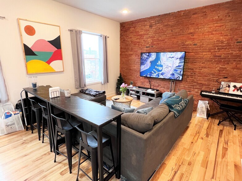 Building Photo - 725 N 5th St