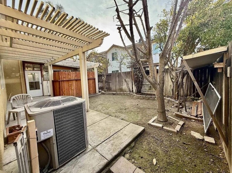 Building Photo - 3017 Roslyn Dr