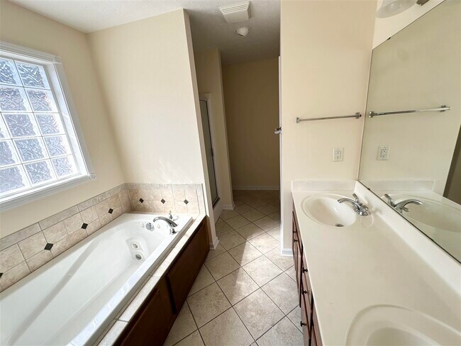 Building Photo - 3723 Woodbridge Ln
