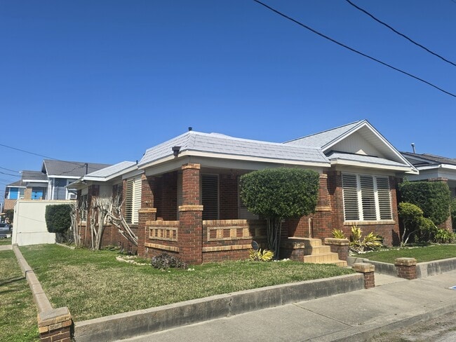 Building Photo - 3828 Avenue S 1/2