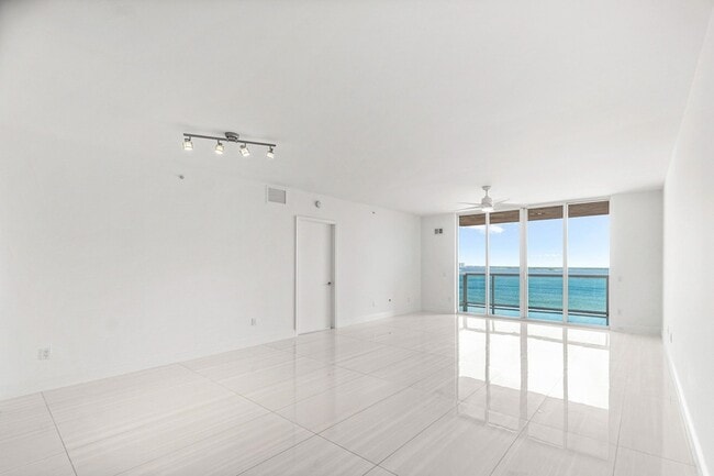 Building Photo - 2650 Lake Shore Dr