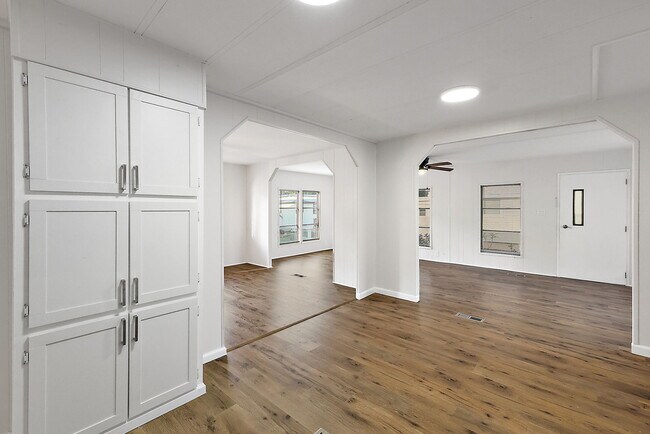 Building Photo - 123 Camellia Dr