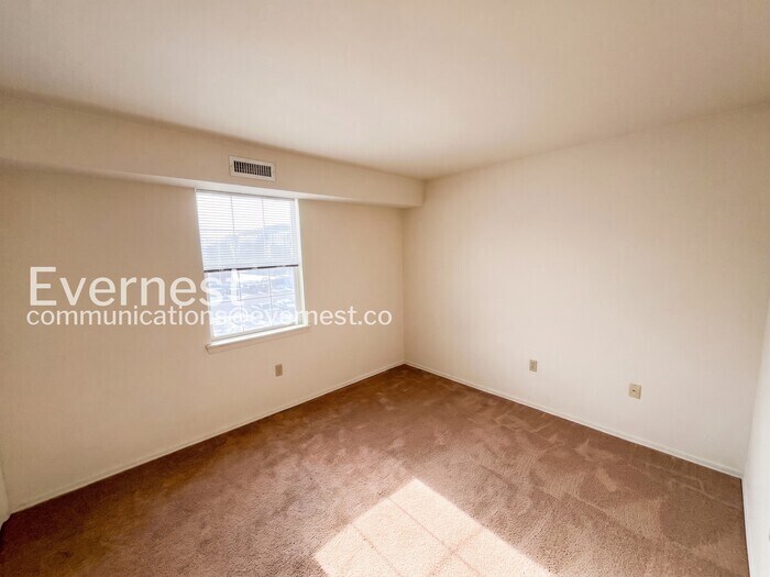 Building Photo - 12916 N Cresap St