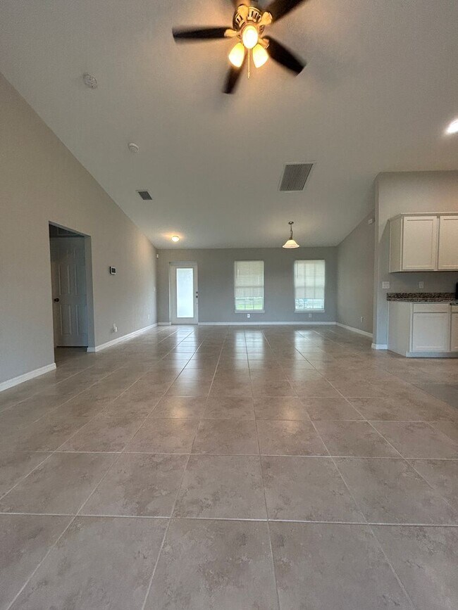 Building Photo - 4 Bedrooms 2 Baths Single-Family Fenced Ho...