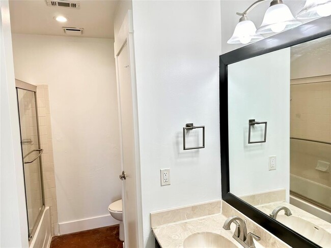 Building Photo - 5726 Shreveport Dr