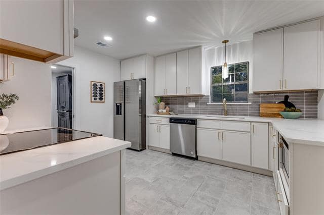 Building Photo - 5848 Kenwood Ave