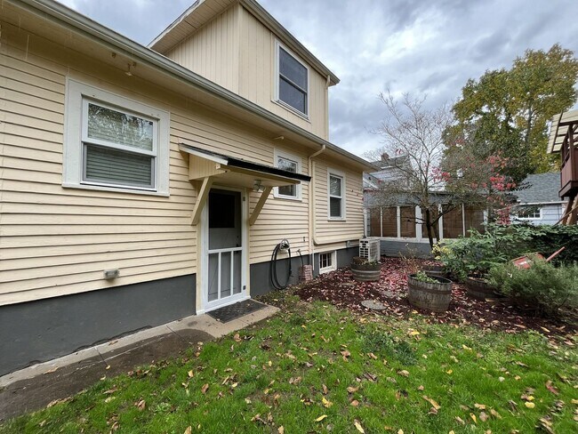 Building Photo - Charming 4-Bedroom Portland Home with Spac...