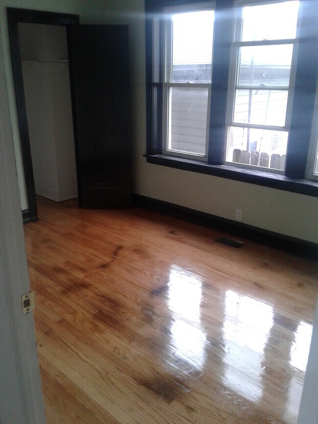 Building Photo - 2417 W 52nd St