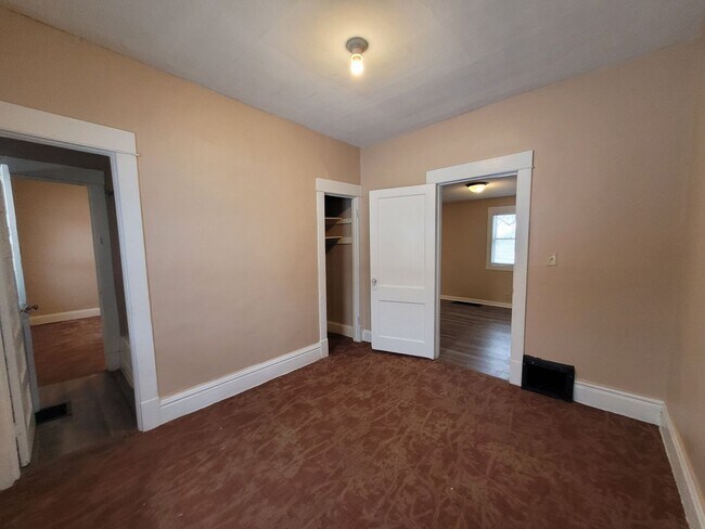 Building Photo - Two Bedroom, One Bathroom Home with Washer...