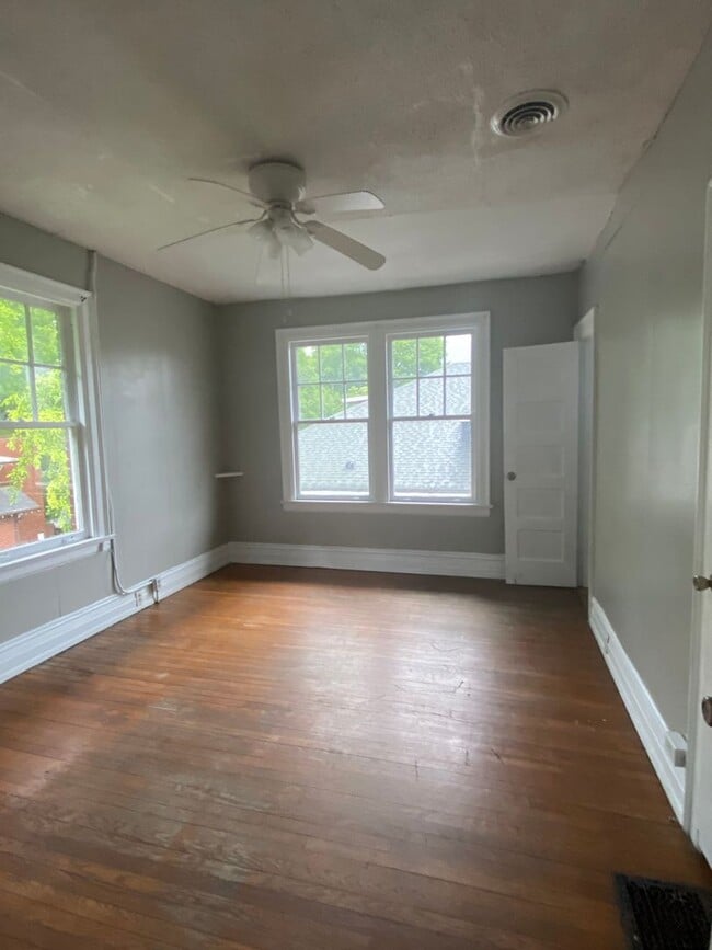 Building Photo - 4 bedroom 2.5 bath house with bonus room