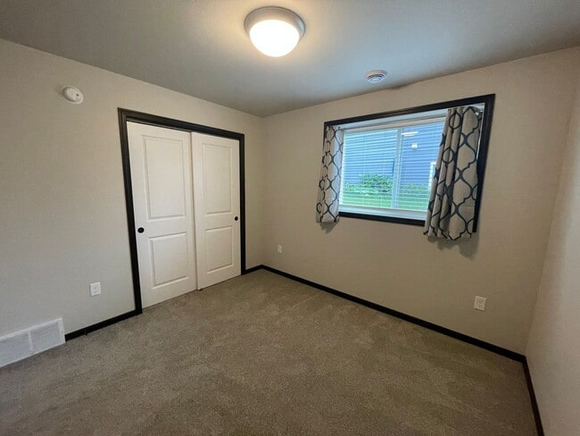 Building Photo - Spacious 4 Bed, 3 Bath Home in West Fargo