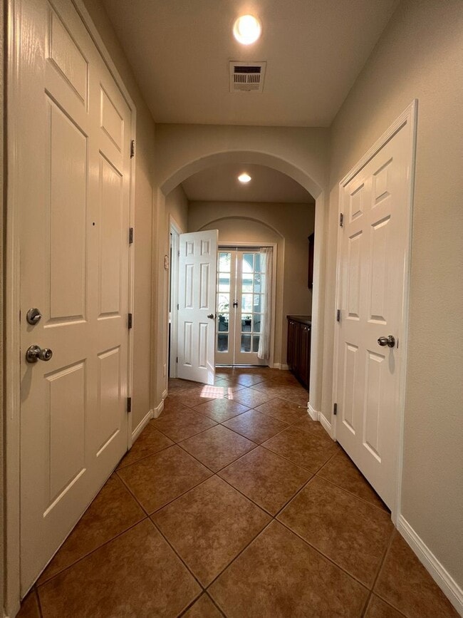 Building Photo - ABSOLUTELY AMAZING! Large 4 bedroom 2 stor...