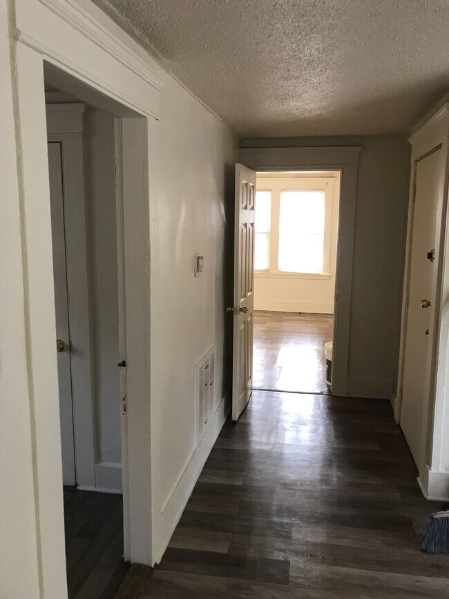 Building Photo - ELM 869-871