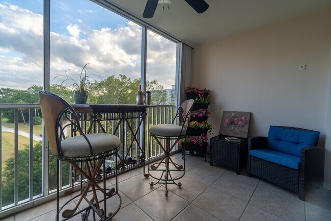 Building Photo - 3200 N Palm Aire Dr