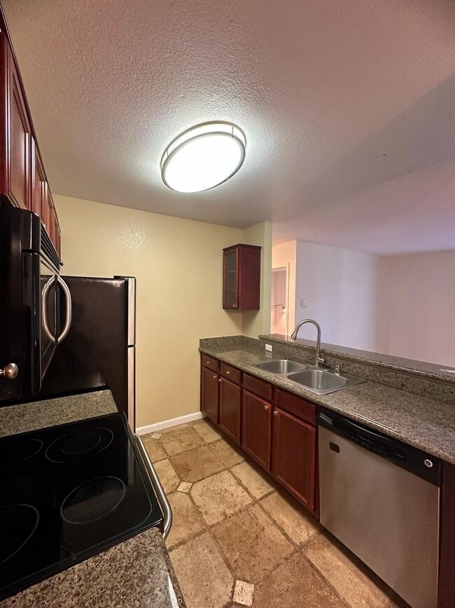 Building Photo - 2 bedrooms 2 bath condo Top floor for rent in Fremont