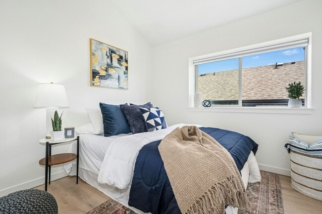 Building Photo - Columbia City Townhome