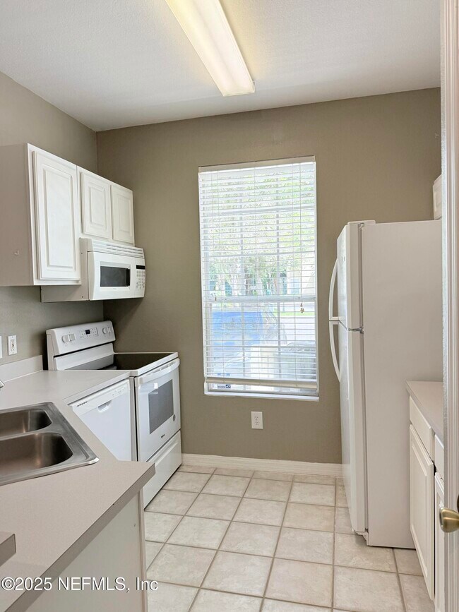 Building Photo - 13703 Richmond Park Dr N