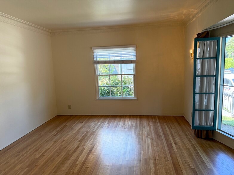 Building Photo - 5408 1/2 Franklin Ave